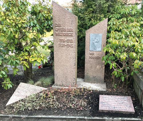 Eingebettet ist der Gedenkstein in die Anlage für die Opfer der Weltkriege und der „Vertriebenen“.