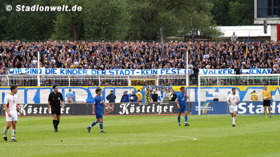 Bild: Fusßballstadion in Erfurt, Jena vs. Erfurt, mit Transparent gegen Nazifest