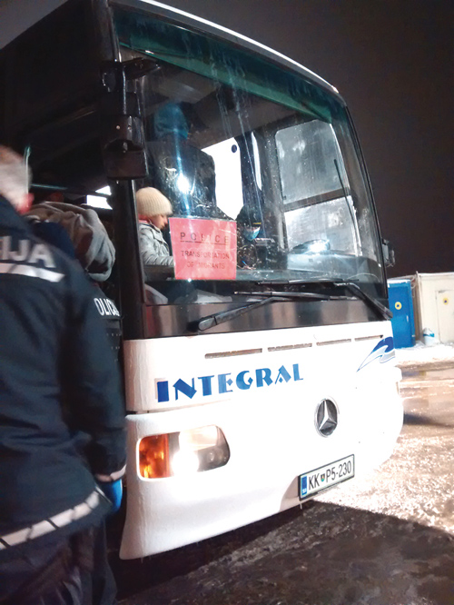 Flüchtlinge steigen in den Bus Richtung Österreich oder Bahnhof Dobova