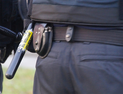 Nazisticker am Bullenknüppel