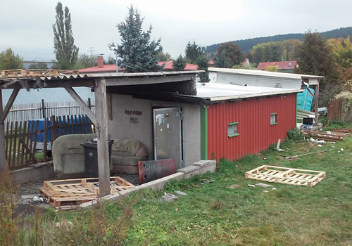 Verwüsteter Außenbereich der Garage