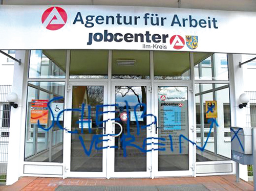 Die Gewalt, die Arbeitsämter gegen ihre „Kunden“ in Anschlag bringen, veranlasste einen Unbekannten zu dieser sachgerechten Beschriftung der Behörde in Arnstadt.