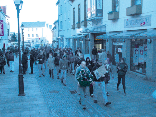 Trauerzug von Rebis Freunden und Ilmenauer Punks am 22. Januar 2009, einige Tage nach Rebis Tod, zur Polizeiinspektion Ilmenau. Vier Tage vorher wurde kurzzeitig das Foyer der Ilmenauer PI symbolisch besetzt.