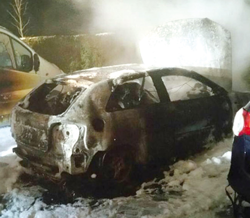 So kanns gehen: Aus Rache für den Naziangriff auf Connewitz ging dieses Auto eines Angreifers in Flammen auf.