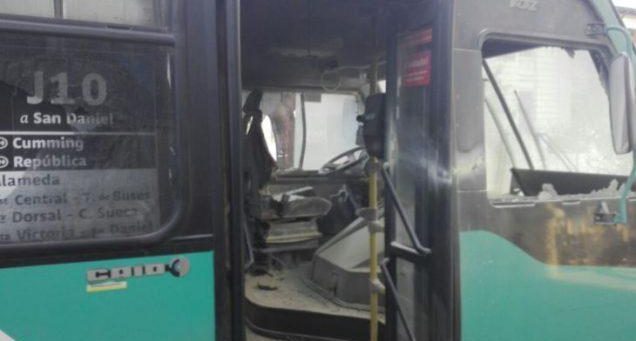 s-c-santiago-cile-incendiato-autobus-in-solidariet-1