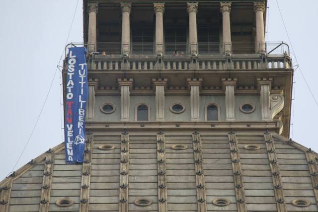 Striscione sulla Mole in solidarietà con gli arrestati