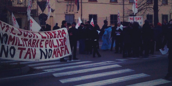 Bloccato cambioturno degli alpini. Fuori le truppe di occupazione!