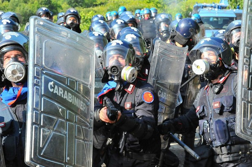 27 giugno 2011, chi ha scagliato la prima pietra? Video e foto per raccontare la verità che non piace alla procura