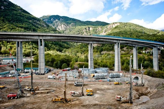 Armonia in cantiere: rivendicazioni salariali, infortuni sul lavoro e ancora bagni chimici.