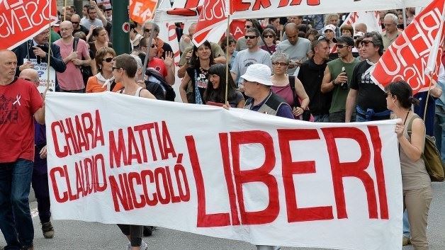 Chiara, Claudio, Mattia e Nicco fuori dal carcere. Chiara, Claudio, Mattia e Nicco fuori dal carcere.
