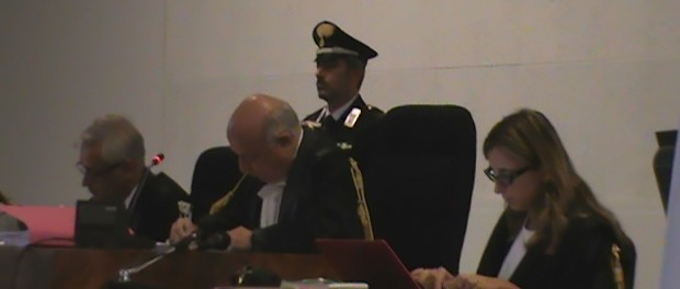 Maxiprocesso. Il digos: “Lo riconosco dagli occhi che sono vicini al naso…”