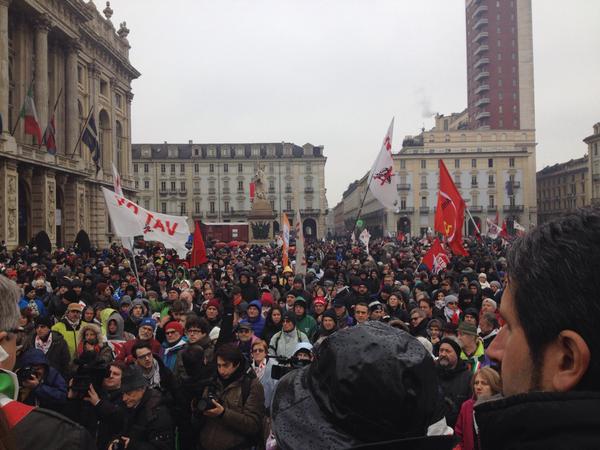 Manifestazione NO TAV: in migliaia sotto la pioggia invadono Torino