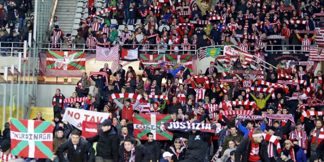 Toro – Athletic Bilbao: una bandiera no tav fa tremare lo stadio Olimpico Toro – Athletic Bilbao: una bandiera no tav fa tremare lo stadio Olimpico
