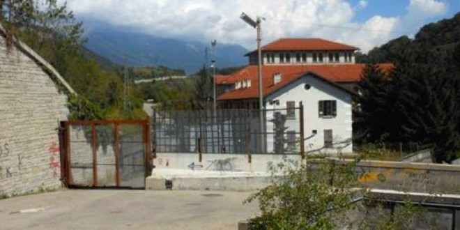 Emilio riesce a entrare in auto nel cantiere più sorvegliato d’Italia