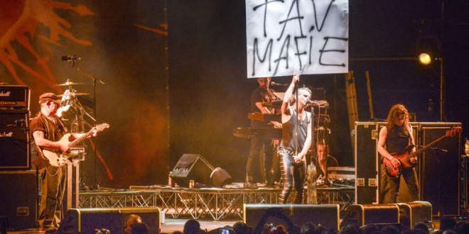 Piero Pelù no tav, al concerto: TAV = MAFIE