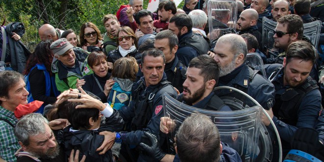 Spintoni e botte in Clarea per la visita degli Europarlamentari + FOTO e VIDEO