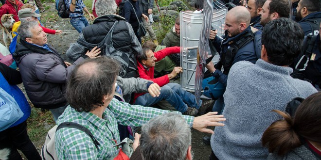 Comunicato dei deputati europei: “Le uniche violenze dalle forze dell’ordine”