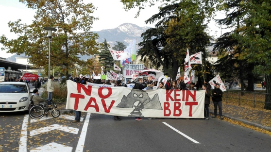 TRENTO: NO TAV IN PIAZZA CONTRO L’INUTILE GRANDE OPERA IN TRENTINO