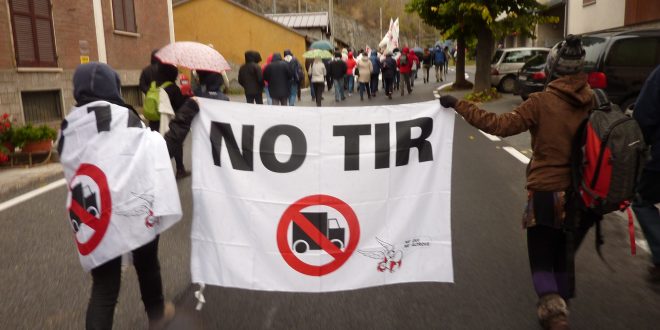 Le bugie dei pro tav: “toglieremo milioni di tir dalle strade”