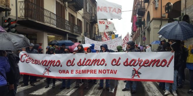 Oltre 15000 in corteo, fermarci è impossibile